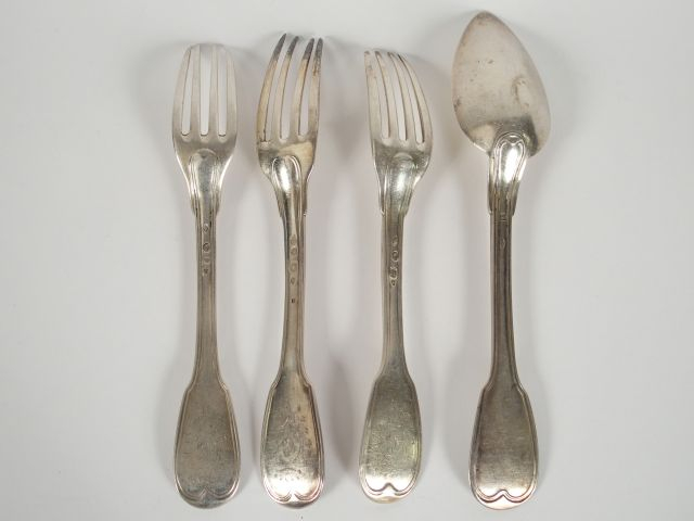 3 fourchettes en argent, poinçon au premier coq, modèle à filet. On y 
