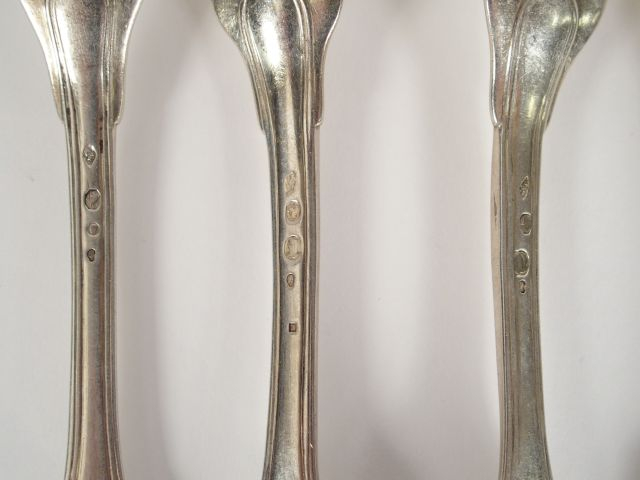 3 fourchettes en argent, poinçon au premier coq, modèle à filet. On y 