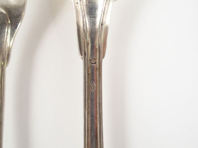 3 fourchettes en argent, poinçon au premier coq, modèle à filet. On y 