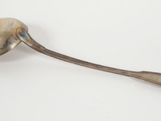 Vente aux enchères Louche en argent, poinçon Minerve, modèle à filet.  Poids. : 220 gr