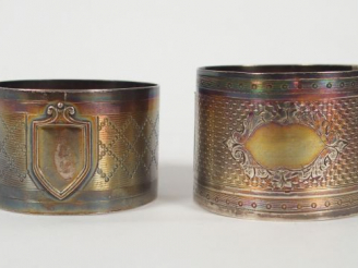 Vente aux enchères Deux différents ronds de serviette en argent, poinçon Minerve. Poids :