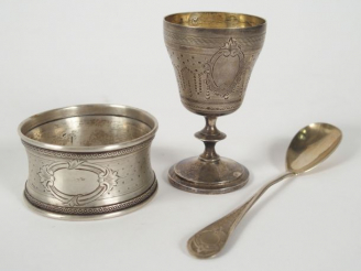 Vente aux enchères Coquetier et une cuillère de style Louis XVI en argent et vermeil, poi