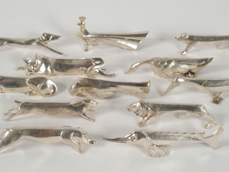 GALLIA. Suite de 12 porte-couteaux  en métal argenté d'après Benjamin 