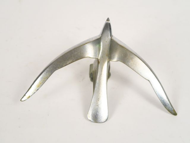 André Vincent BECQUEREL "Hirondelle" Mascotte en bronze argenté. Signé