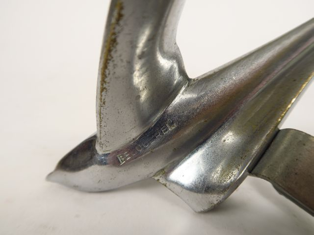 André Vincent BECQUEREL "Hirondelle" Mascotte en bronze argenté. Signé