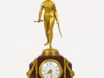 Petite pendule de style Louis XVI en marbre rouge et bronze doré, surm