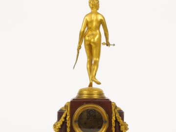 Petite pendule de style Louis XVI en marbre rouge et bronze doré, surm