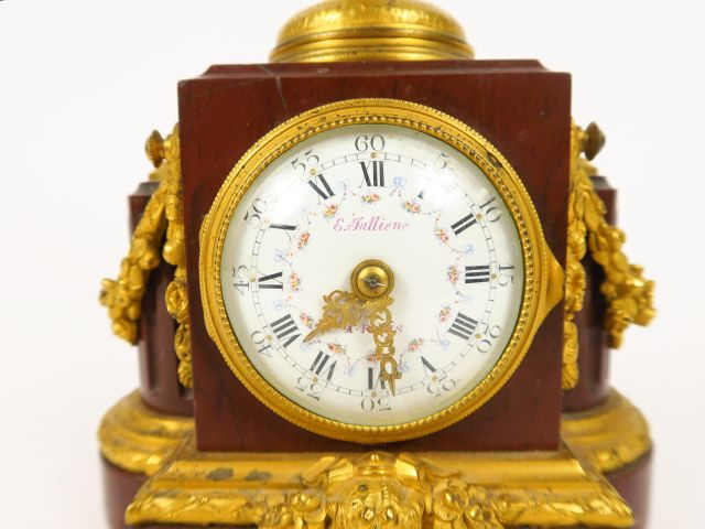 Petite pendule de style Louis XVI en marbre rouge et bronze doré, surm