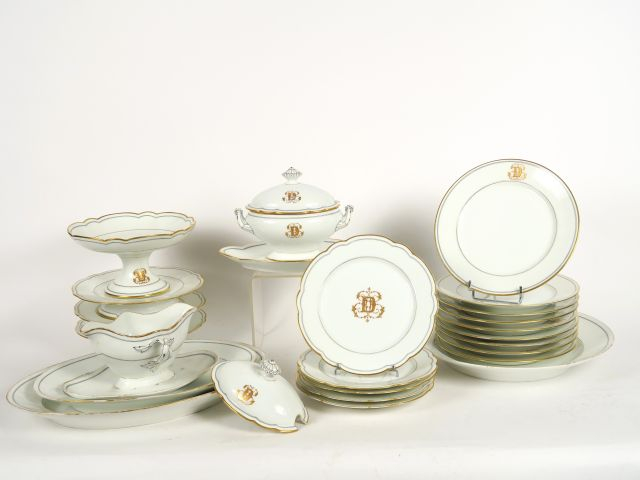 Partie de service de table en porcelaine blanche, à décor de liserés b