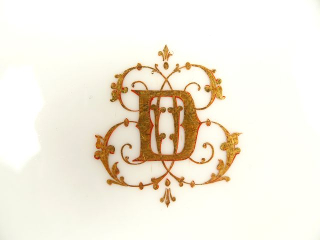 Partie de service de table en porcelaine blanche, à décor de liserés b