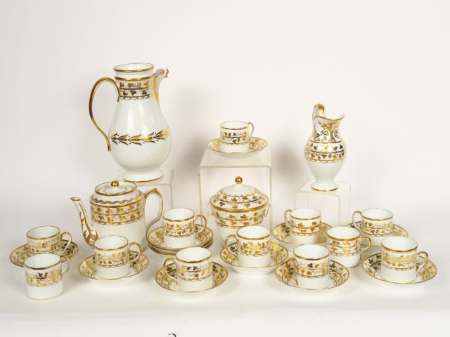 Service à thé et à café deuxième moitié  XIXème en porcelaine blanche 