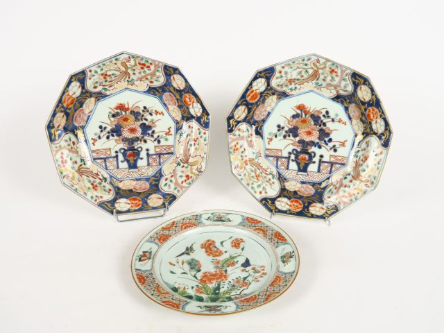 Paire d’assiettes à pans coupés XIXème en porcelaine polychrome d’Imar