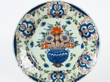 Plat XVIIIème en faïence polychrome de Delft (quelques sauts). Diam. 3
