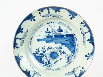 Plat XVIIIème en faience de Delft, à décor en camaïeu bleu sur fond bl