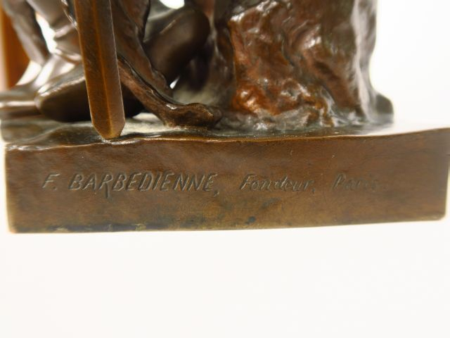 P. DUBOIS "Guerrier romain" Sculpture en bronze à patine brune. Signée