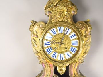 Cartel de style Louis XIV en écaille de tortue rouge et bronze doré à 