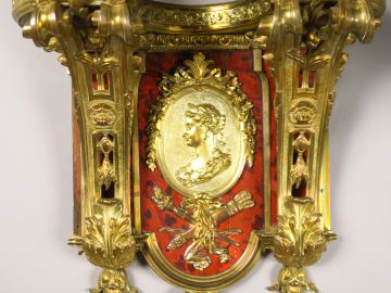 Cartel de style Louis XIV en écaille de tortue rouge et bronze doré à 