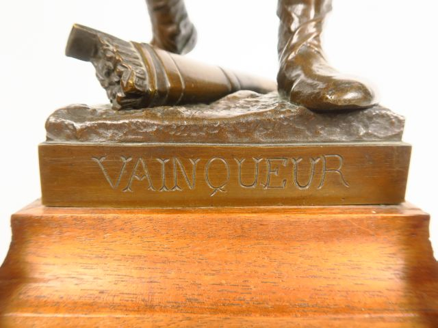 E. MARIOTON "Vainqueur" Sculpture en bronze à patine brune. Signée. Fo
