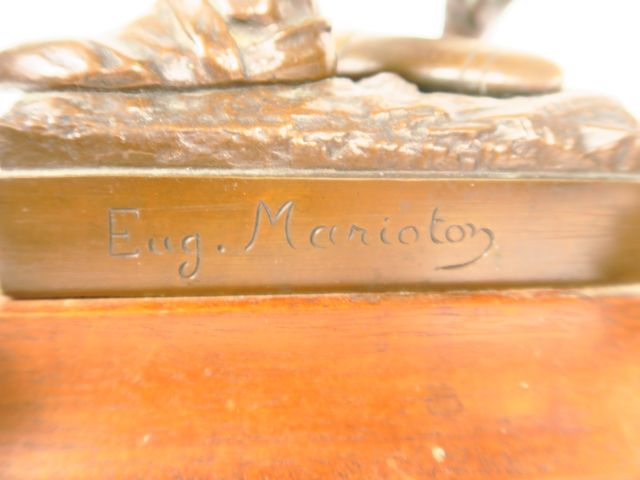 E. MARIOTON "Vainqueur" Sculpture en bronze à patine brune. Signée. Fo