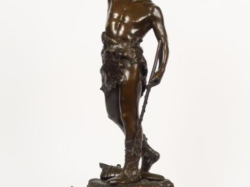 E. MARIOTON "Vainqueur" Sculpture en bronze à patine brune. Signée. Fo