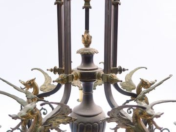 Grand lustre Napoléon III en bronze, à décor de chimères, éclairant à 