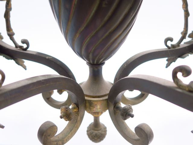 Grand lustre Napoléon III en bronze, à décor de chimères, éclairant à 