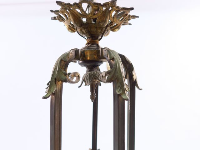 Grand lustre Napoléon III en bronze, à décor de chimères, éclairant à 