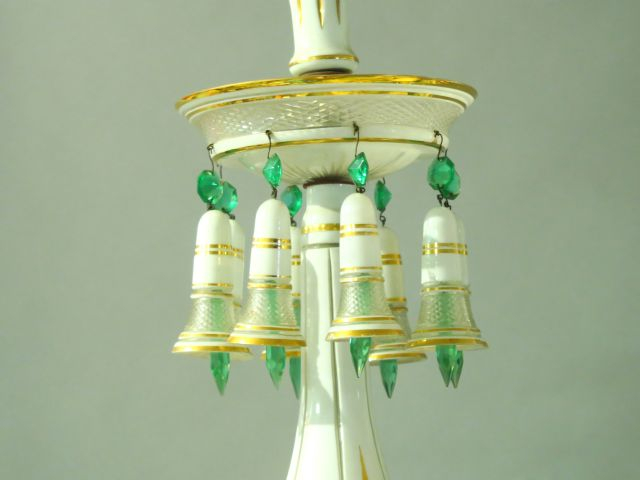 BACCARAT. Lustre à pampilles en cristal bicolore, éclairant à huit lum