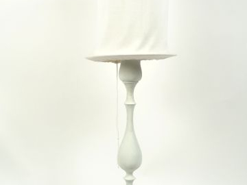 Lampadaire moderne en bois laqué blanc.
