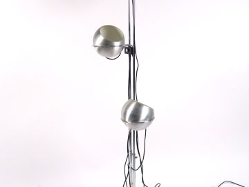 Lampadaire années 70 en métal chromé, éclairant à trois lumières.