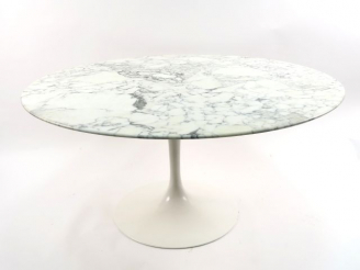 Vente aux enchères Eero Saarinen pour Knoll. Table "Tulipe", pied en fonte d'aluminium, p