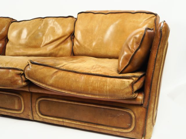 Canapé trois places moderne en cuir camel