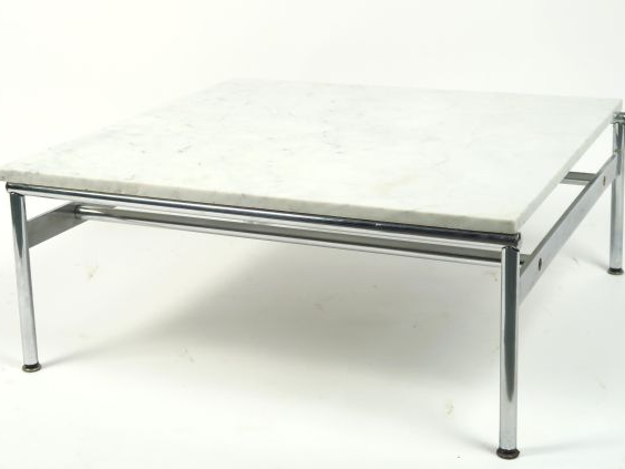 Table basse années 70.  Piètement en métal chromé, dessus marbre blanc