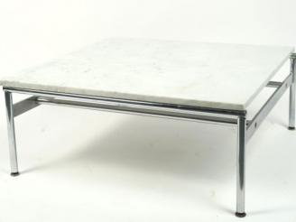 Vente aux enchères Table basse années 70.  Piètement en métal chromé, dessus marbre blanc