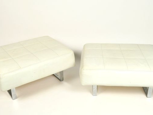 Paire de poufs modernes en cuir blanc, piétement métal chromé (très lé