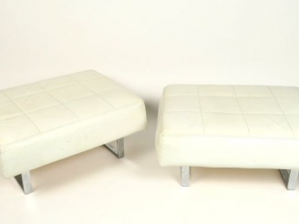 Vente aux enchères Paire de poufs modernes en cuir blanc, piétement métal chromé (très lé