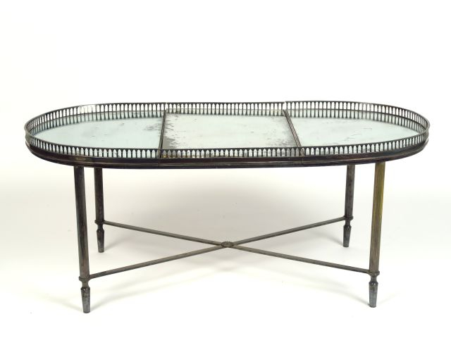 Table basse de style Louis XVI en métal argenté, plateau à galerie et 