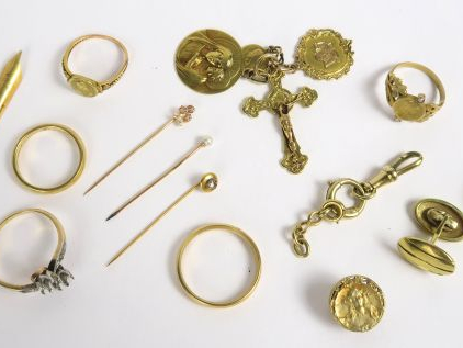 Lot d’or comprenant des médailles et croix, alliances, plumes, bagues 