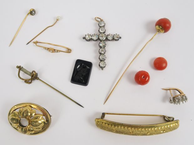 Ensemble de bijoux comprenant : une broche en or et petites perles, mo