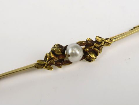 Broche barrette en or à décor de roses, ornée d'une perle baroque. Poi