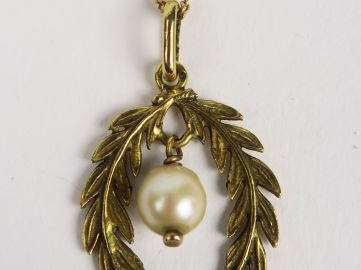 Chaine en or retenant un pendentif en or patiné figurant une couronne 