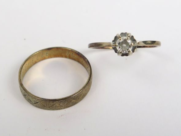 Alliance en or et bague ornée d'une pierre blanche, monture en or. Poi