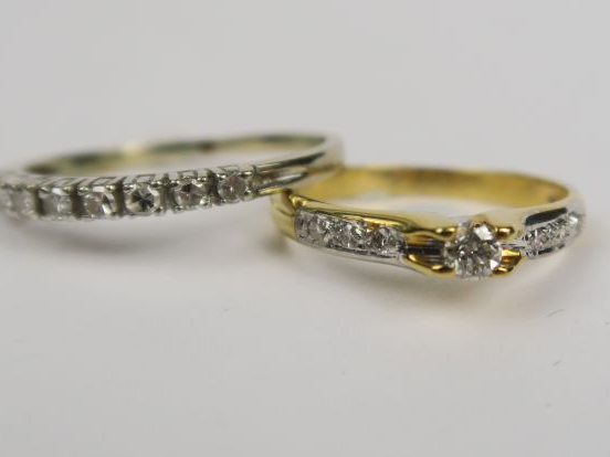 Bague en or, sertie d'un brillant et de petites roses. On y joint une 