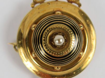 Broche Napoléon III en or, en partie émaillée, ornée d’une perle en so