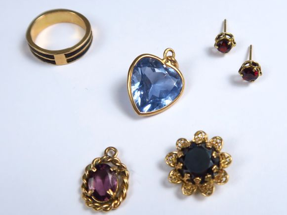 Ensemble de bijoux, montures en or et pierres de couleurs. Poids tel :