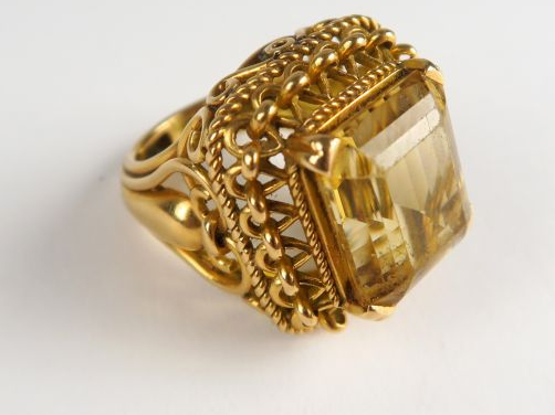 Bague en or ornée d'une citrine, monture en or. Poids tel : 16,2 g