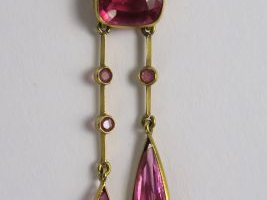 Collier en or et pierres roses en chute.  Poids tel : 9 g (une pierre 