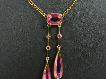 Collier en or et pierres roses en chute.  Poids tel : 9 g (une pierre 