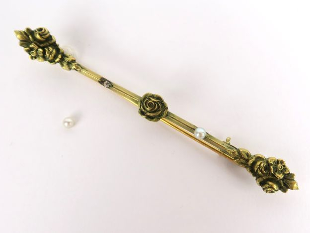 Broche barrette en or, figurant des roses, ornées de deux demi-perles.