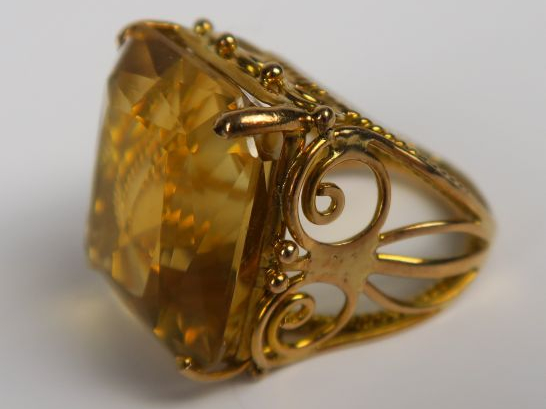 Bague en or ornée d'une citrine. Belle monture ajourée. Poids tel : 13
